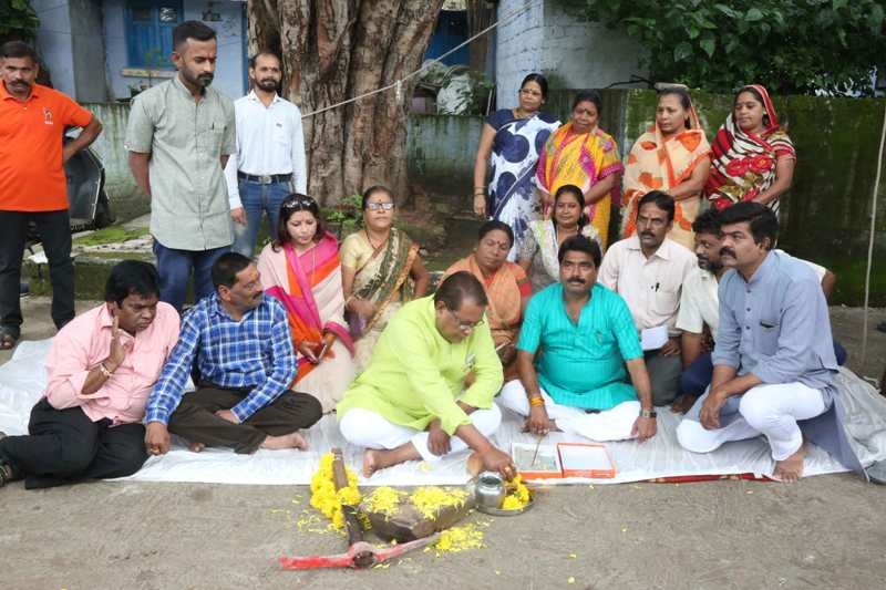 Revenue Minister performs bhoomi-pujan of construction works in Ward-32