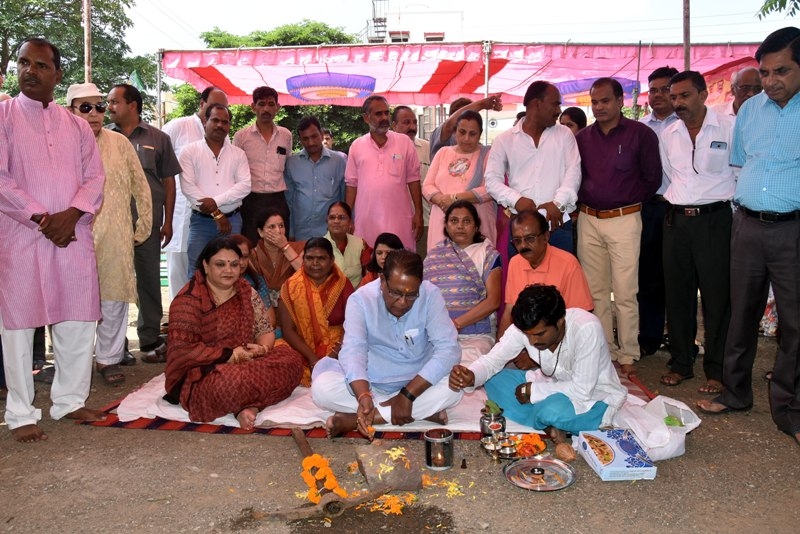 Revenue Minister performs bhoomi poojan in ward 25 and 30