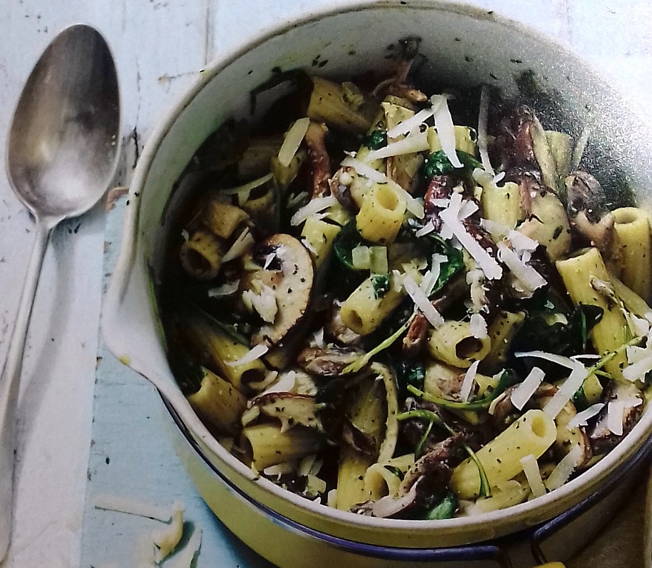 Rigatoni with mushrooms and rocket