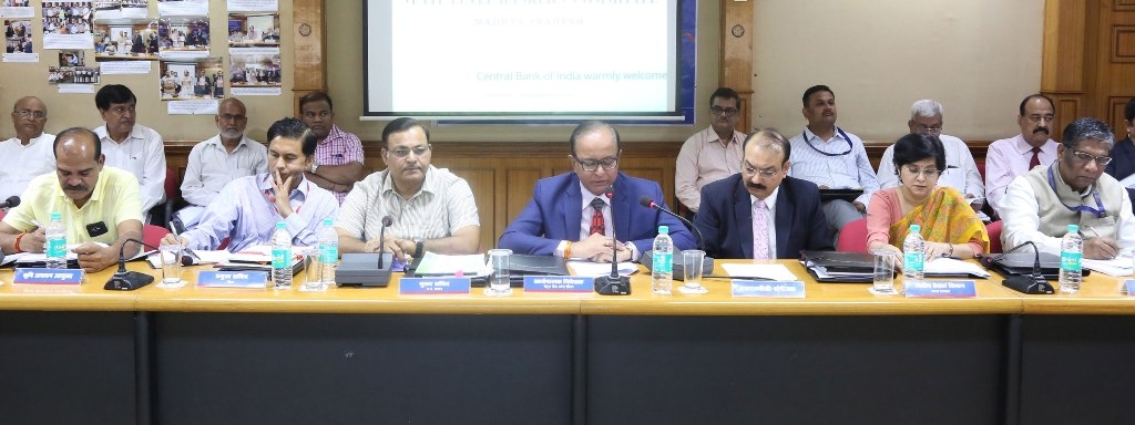 Banks should maintain harmonious behavior with applicants of government schemes: CS Singh