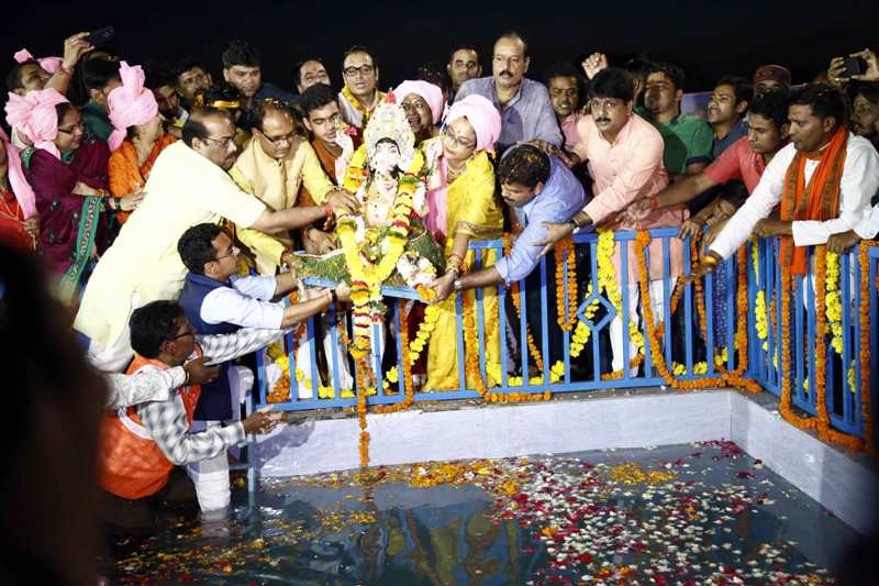 CM Chouhan immerses Lord Ganesha’s idol at Prempura Ghat