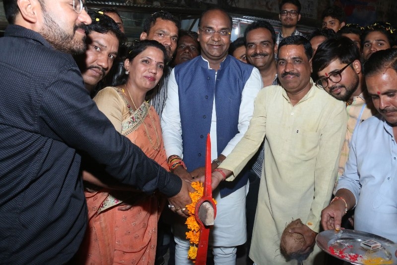 MoS Sarang performs bhoomi poojan of road in Ashoka Garden