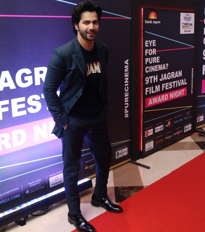 9th Jagran Film Festival fames Varun Dhawan as the 'Best Actor' at the Awards Night