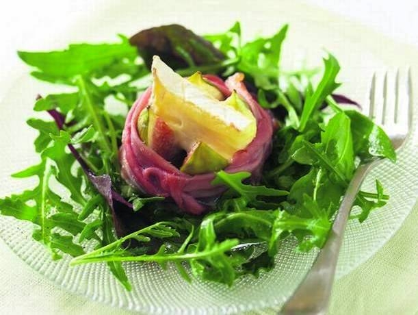 Baked figs with Camembert