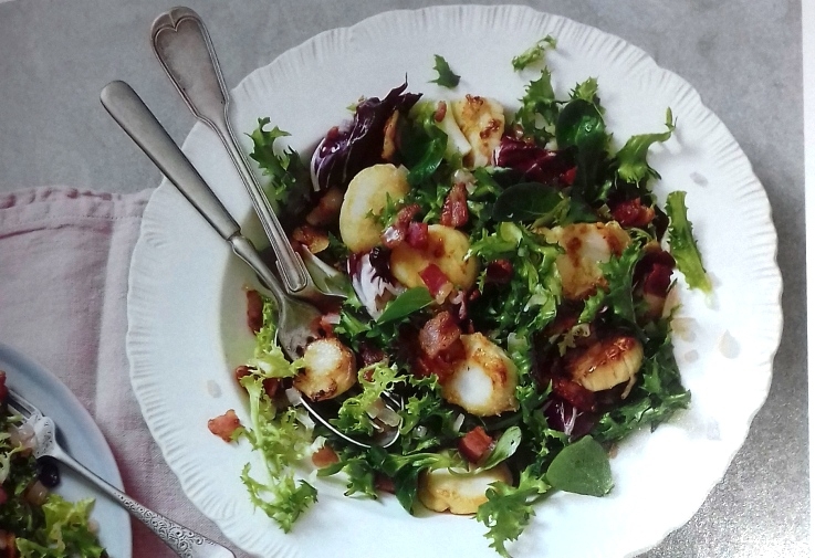Warm salad with bacon and scallops