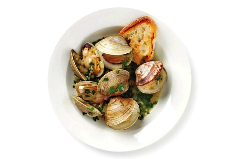 Classic steamed clams with parsley