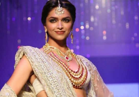 Try out these Tips to style gracefully for this festive season 