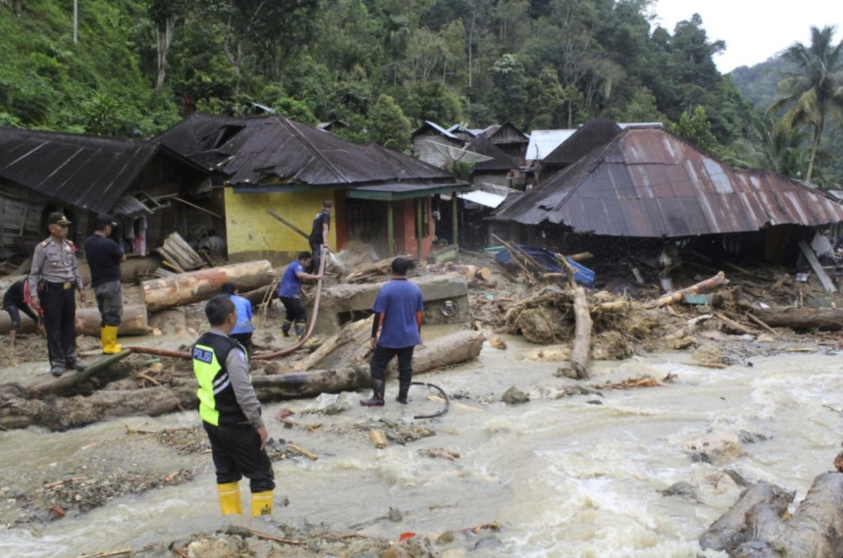  22 killed in Indonesia flash floods, landslides 