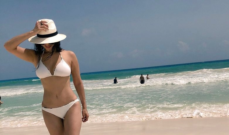 Sunny Leone hits maxican beach with husband at romantic vacation! New pics