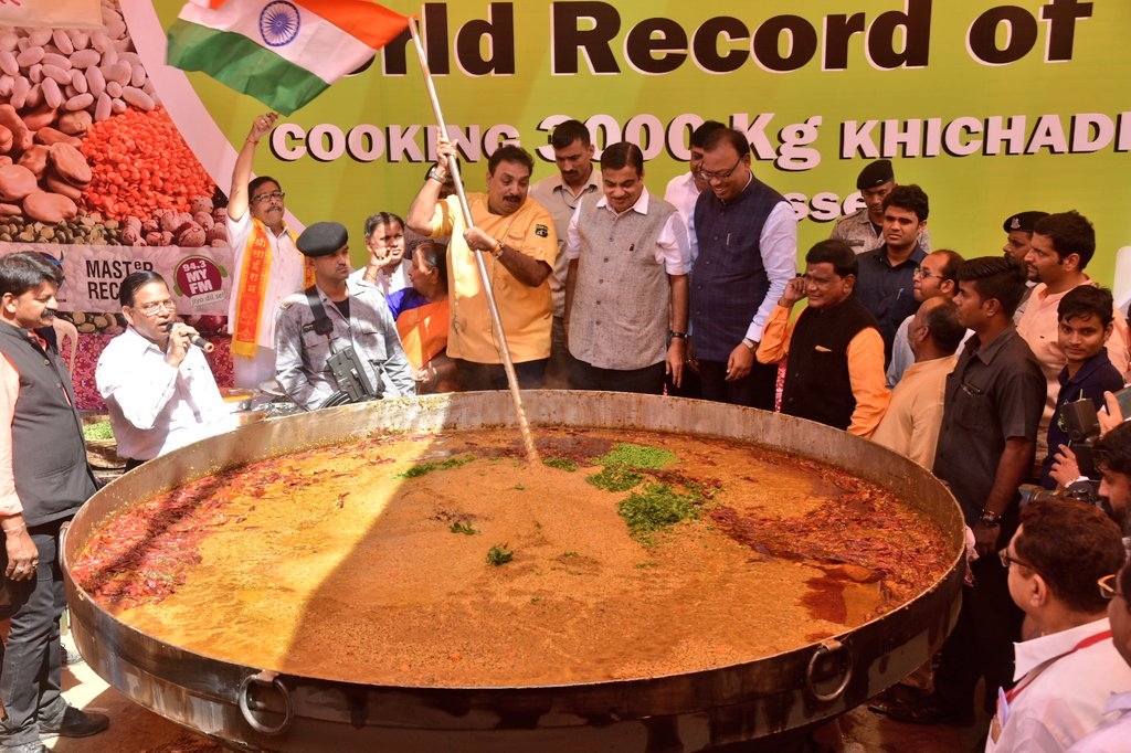 Indian chef creates world record by creating a 3000 kilo pot of khichdi.