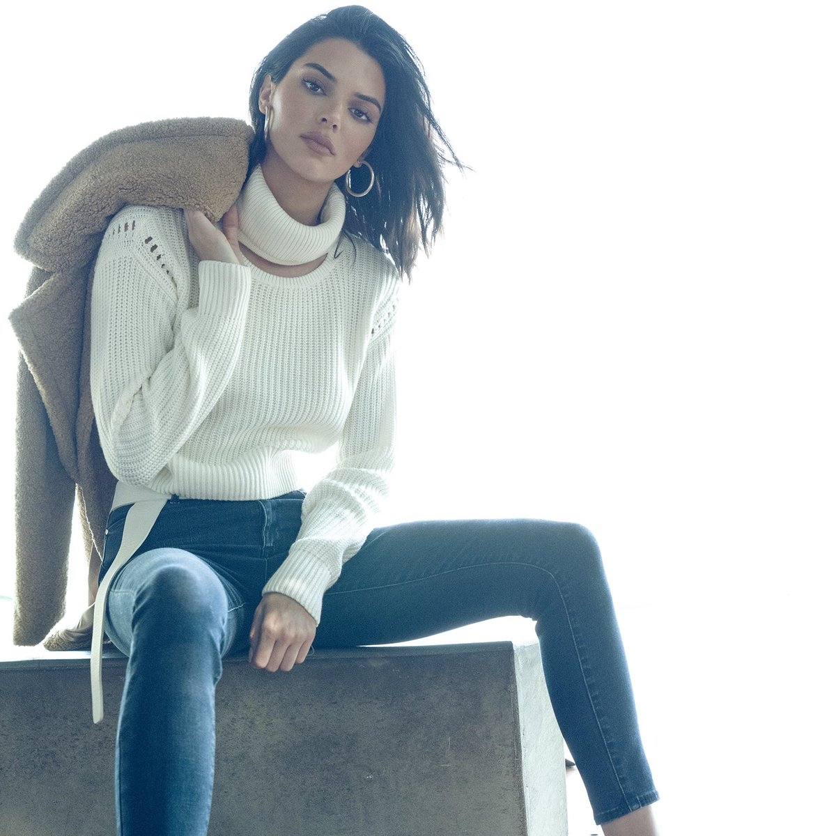 Kendall Jenner upset about sharing her location to paparazzi 