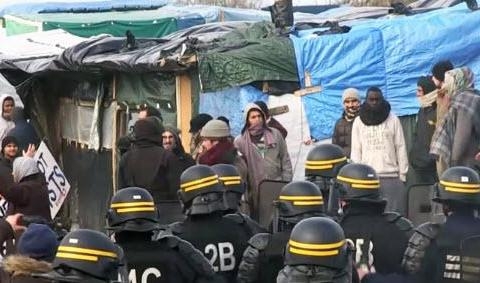  French police dismantle migrant camp "Calais Jungle", 1,800 people displaced 