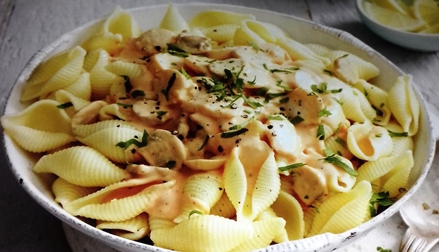Pasta shells with scallops