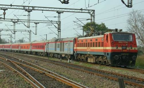 कन्फर्म टिकिट रिफण्ड से लेकर टिकिट ट्रांसफर तक की सुविधाएं देता है रेलवे