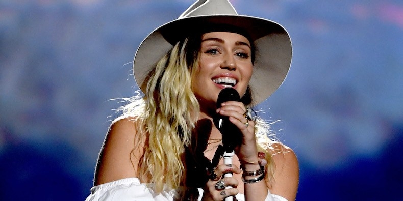  Miley Cyrus' brother engaged to girlfriend 