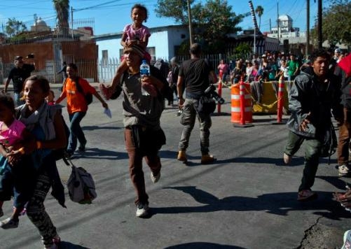  US authorities fire tear gas to disperse migrants at border 