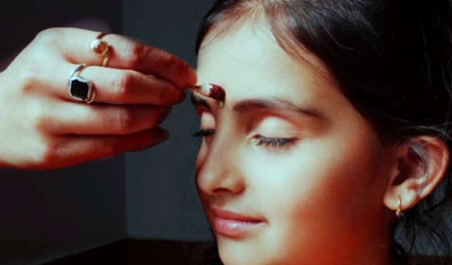 तिलक लगाने के हैं आध्यात्मिक और वैज्ञानिक कारण