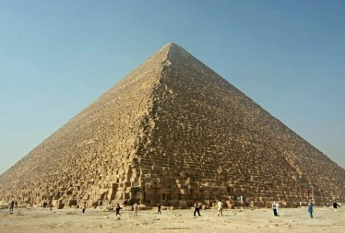  Egypt probes couple for posing nude on pyramid 