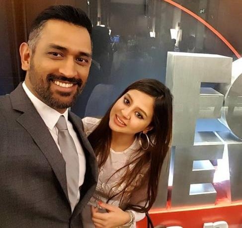 MS Dhoni the husband ,showers love on wife Sakshi, tie her laces