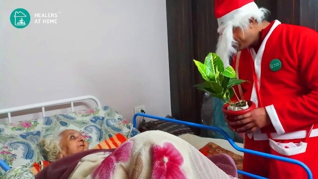 Startup Founder dresses up as Santa Claus & surprises customers with Gifts & Chocolates