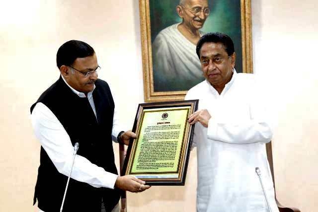 CM Kamal Nath presents letter of Citation to CS Singh