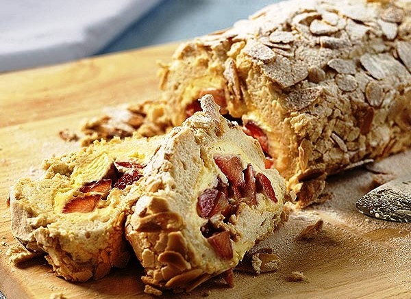 Strawberry meringue roulade