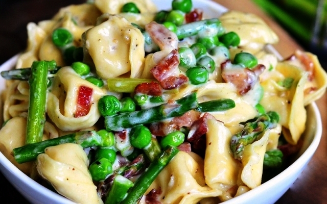 Tortellini with peas and bacon