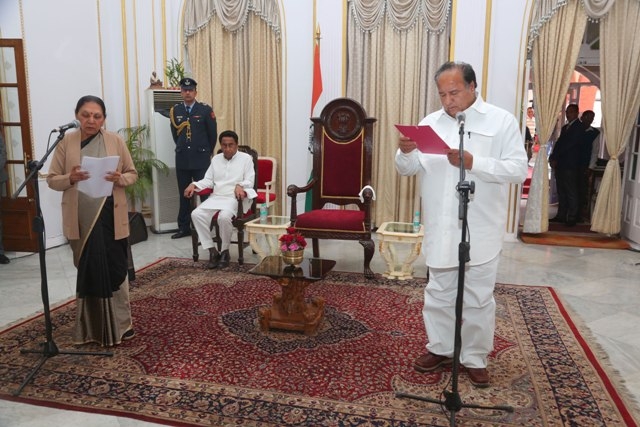 Governor administers oath of Protem Speaker to MLA Saxena