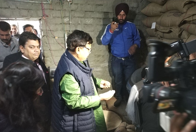 Food Minister Tomar conducts suprises inspection