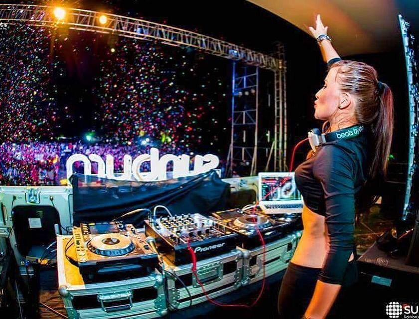 Julia Bliss Awarded with WOW Awards for India's one of best Female DJ