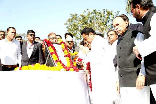 CM Kamal Nath pays tribute to Father of Nation Mahatma Gandhi
