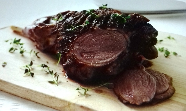 Roast leg of lamb with red wine gravy