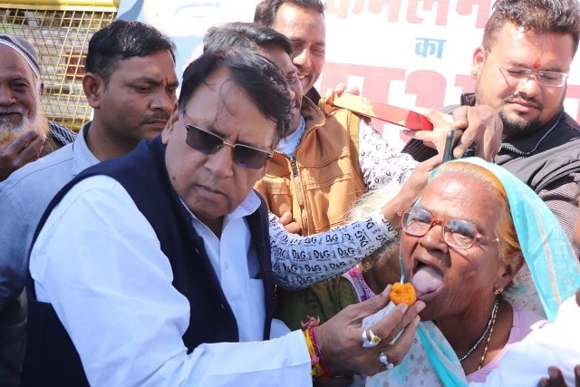 Minister Sharma offers sweets to elderly pensioners