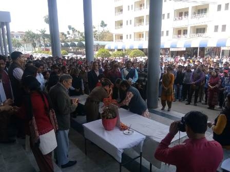 पुलवामा आतंकी हमले में शहीद जवानों को पीपुल्स युनीवर्सिटी में दी गई श्रद्धांजलि