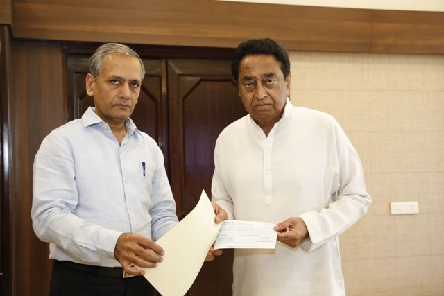 State Police hands over cheque of Rs 7.50 crore to CM Kamal Nath for families of Pulwama martyrs