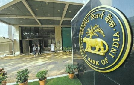 जानिए आख़िर बैंक क्यों नहीं कर रहे कर्ज़ों पर ब्याज दर में कटौती?