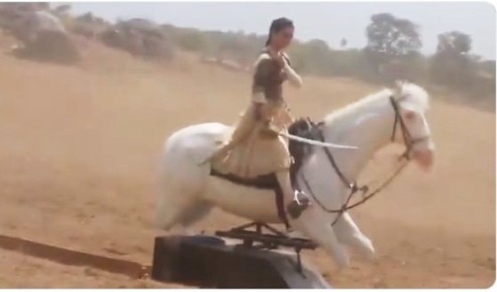 Kangna’s mechanical horse ride viral video of Manikarnika trolls her badly  