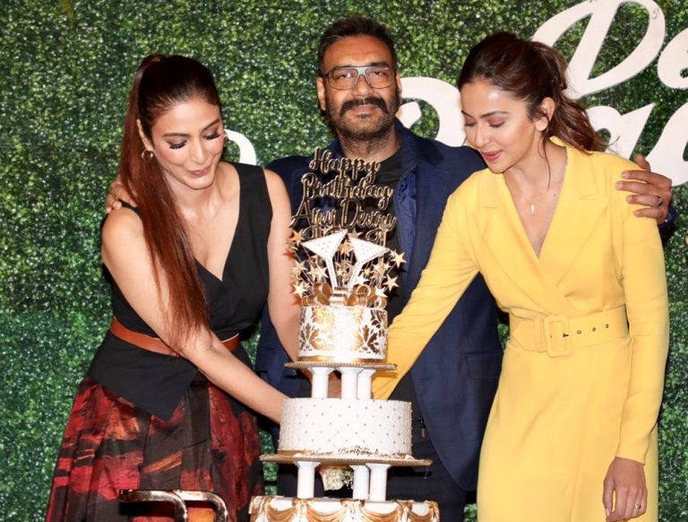 Old man says ‘De De Pyaar De’ to young heroine, Look what Ajay & Tabu said 