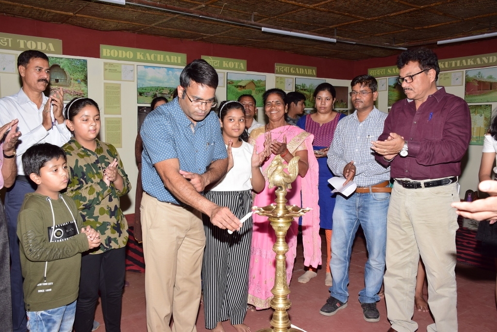 Bhil Painting Workshop beginning at IGRMS