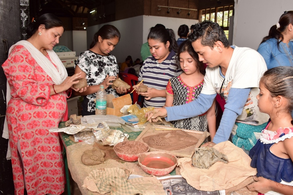 मानव संग्रहालय में मणिपुर से आये कलाकारों ने 'क्ले माडलिंग एवं ड्राय फ्लॉवर्स' से कलाकृतियां बनाने का दिया प्रशिक्षण  