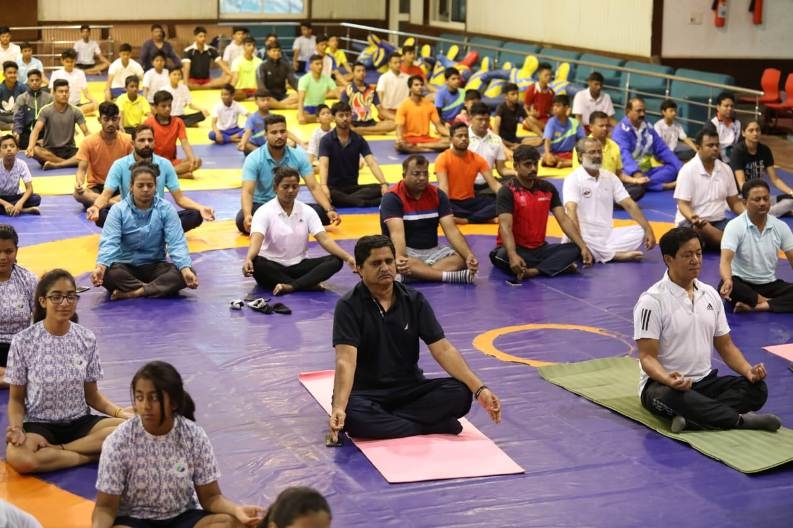 अंतर्राष्ट्रीय योग दिवस पर टी.टी. नगर स्टेडियम में हुआ सामूहिक योग कार्यक्रम 