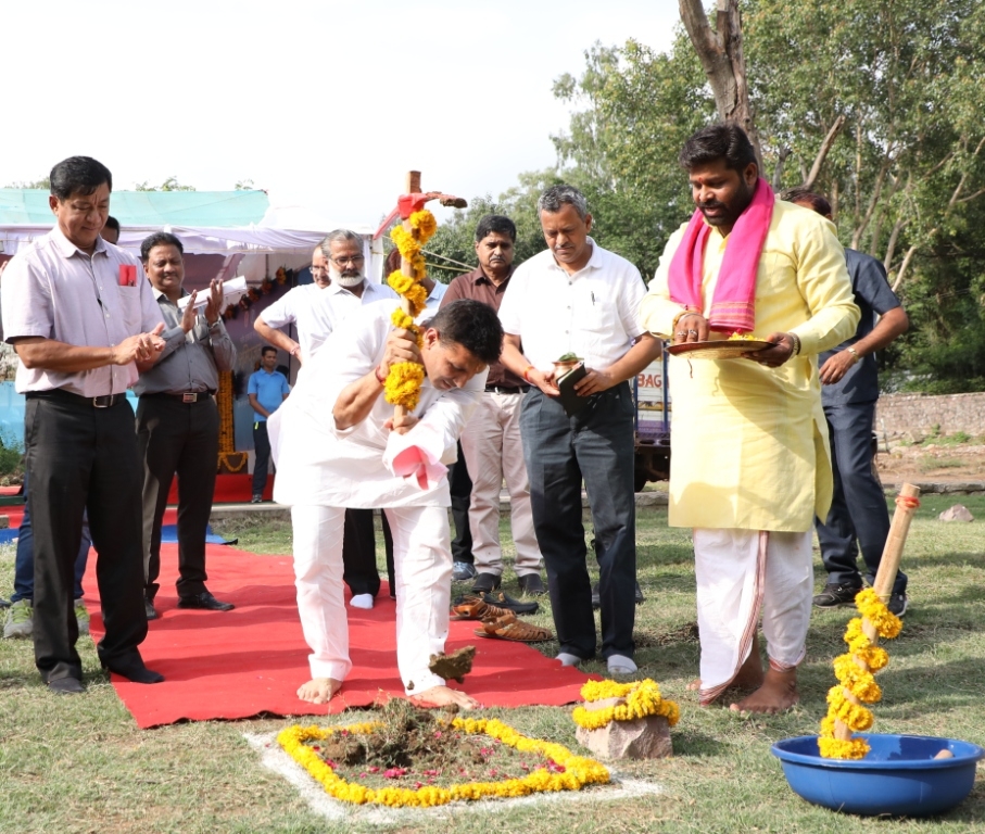 खेल मंत्री ने 7.22 करोड़ की लागत से निर्मित होने वाले छात्रावास भवन की आधारशिला रखी