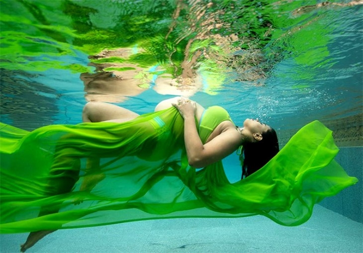 Sameera Reddy celebrates beauty of her baby bump underwater