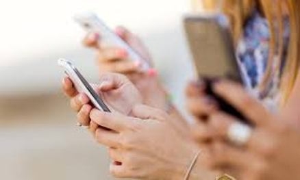  Sex, height may influence how you see phones: Study 
