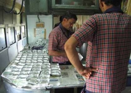 खाने की बेहतर सर्विस के लिए रेलवे ने उठाए ‘बड़े’ और ‘कड़े’ क़दम