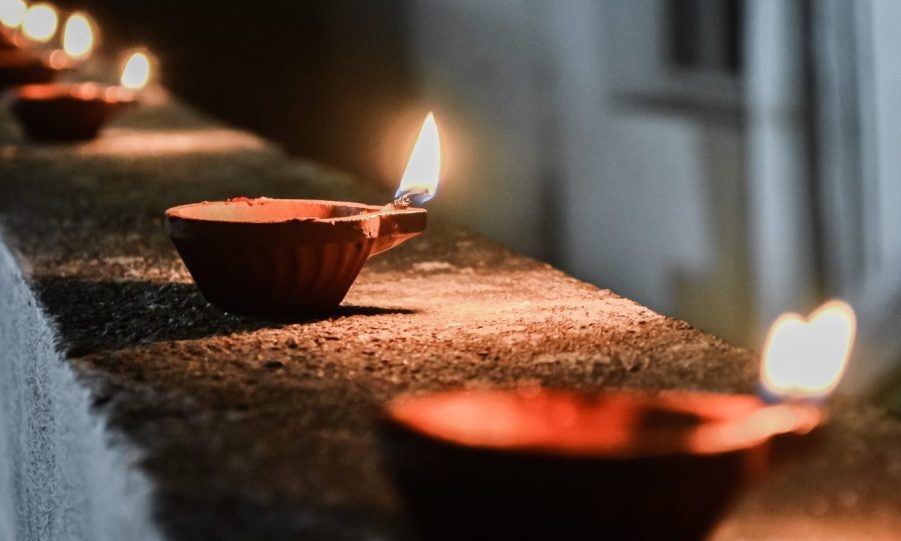 Will it be the Indian diya, or Chinese lights this time again? 