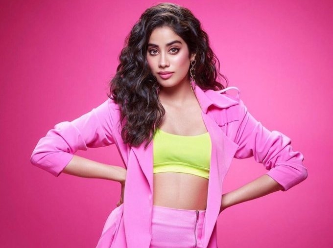 Janhvi Kappor offers ‘Pizza’ in bold off shoulder look