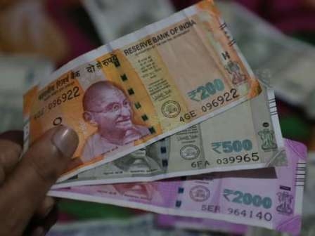 Be careful! Coronavirus can spread through currency notes