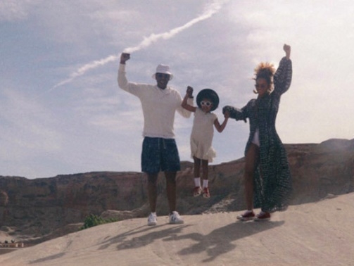Aww, It’s so adorable to see them together in love, Beyonce and Jay Z !!