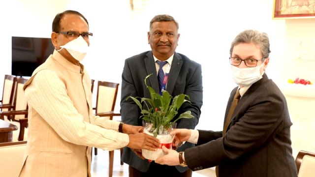 There should be no delay in sanctioning loans to street vendors: CM Chouhan